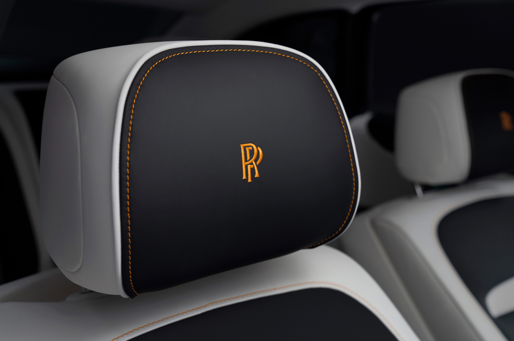 Монограмма RP на подголовнике Rolls-Royce