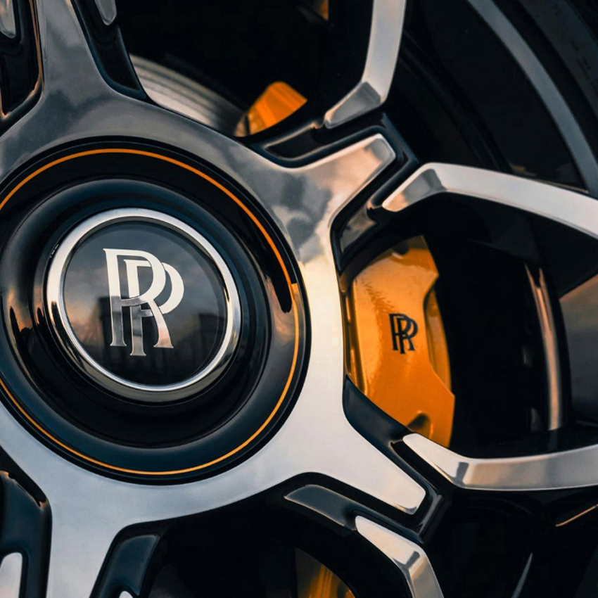 Roman Prilipko — монограмма RP на колесе Rolls-Royce